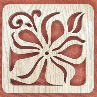 Dessous de table en frêne avec une superbe fleur et les feuilles