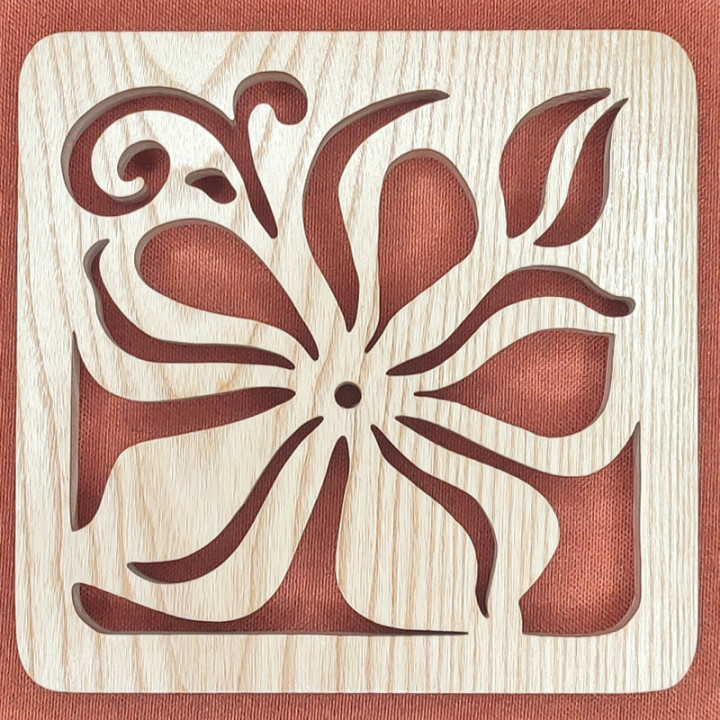 Dessous de table en frêne avec une superbe fleur et les feuilles