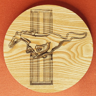 Dessous de table en frêne avec une gravure de l'écusson Ford Mustang