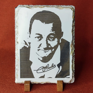 Gravure sur ardoise du célèbre et notre ami Coluche avec sa signature