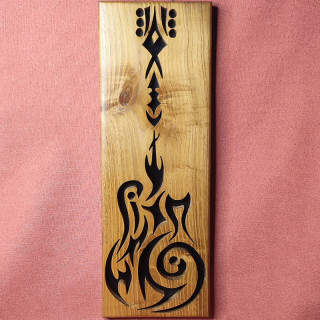 Tableau en bois noble d’une grande guitare de style tribal