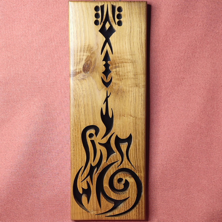 Tableau en bois noble d’une grande guitare de style tribal