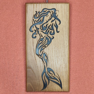 Tableau en bois noble d’une magnifique sirène la main dans les cheveux