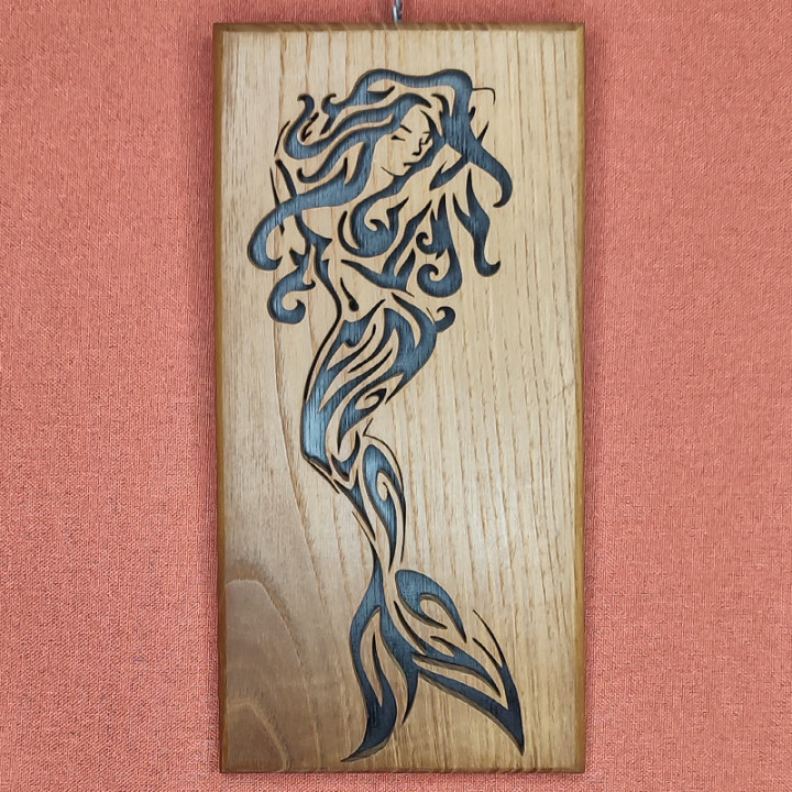 Tableau en bois noble d’une magnifique sirène la main dans les cheveux