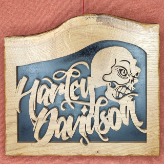 Tableau bois d’une grande marque de moto avec un cran, Harley Davidson
