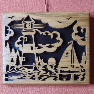 Tableau en bois noble d’un paysage avec un phare et un voilier
