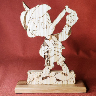 décorations 3D d'une Silhouette de Pinocchio avec un grand nez.