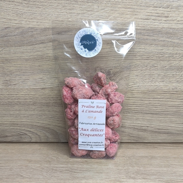 Voici des pralines rose à l'Amande de 150 g finement préparer