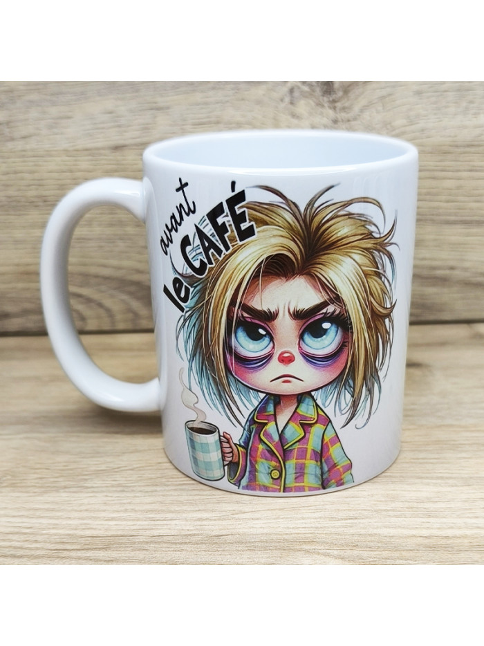 Mug d'une jeune fille blonde "besoin d'un café"