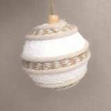 Sapin de noël en bois avec sa boule