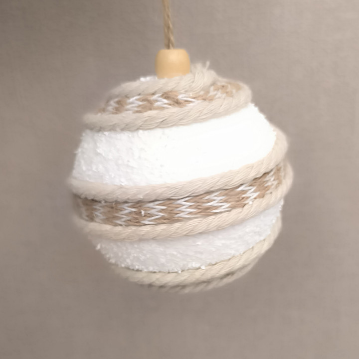 Superbe sapin de noël avec  boule imitation bois en frêne et chêne