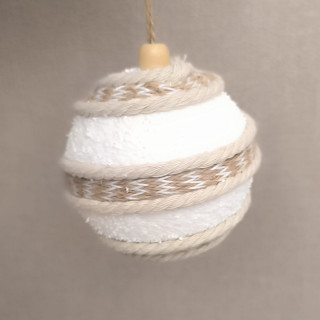 Superbe sapin de noël avec sa boule imitation bois en frêne et chêne