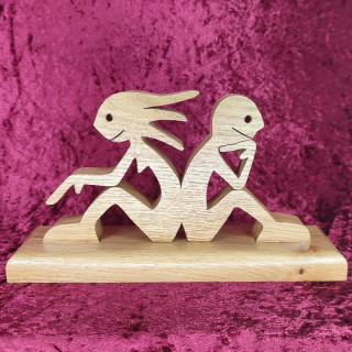Personnage bois, un couple dos à dos, personnage en chêne massif