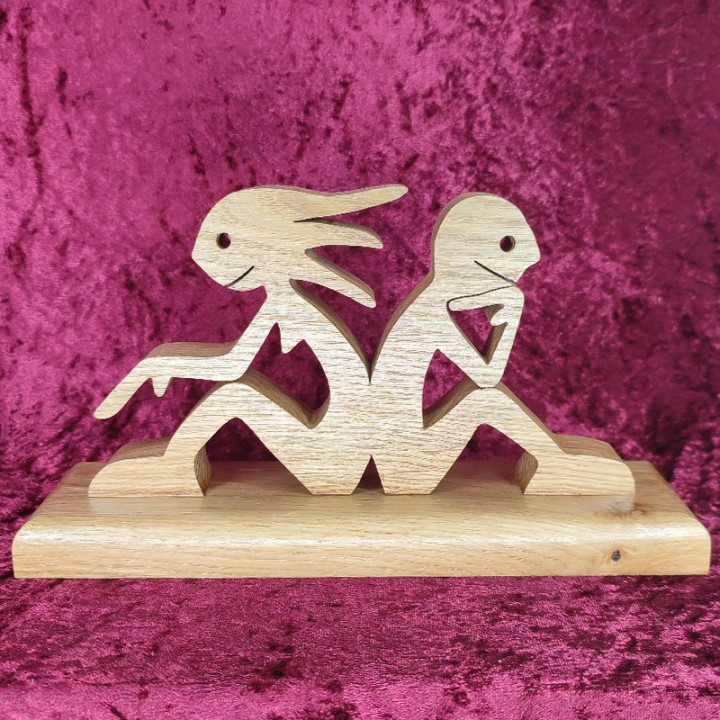 Personnage bois, un couple dos à dos, personnage en chêne massif