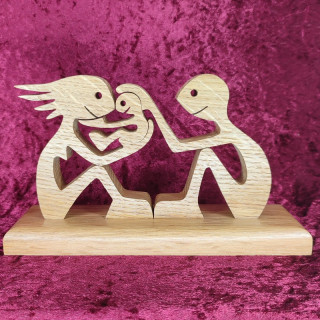 Personnage bois, un couple avec un bébé, personnage en chêne massif