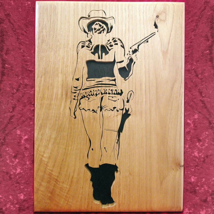 Tableau en bois noble d’une cowgirl sexy vu de dos avec revolver
