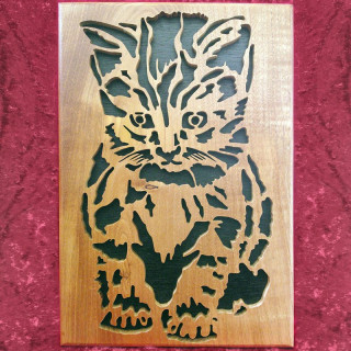 Tableau en bois noble d'un joli chaton qui nous fait une jolie pose