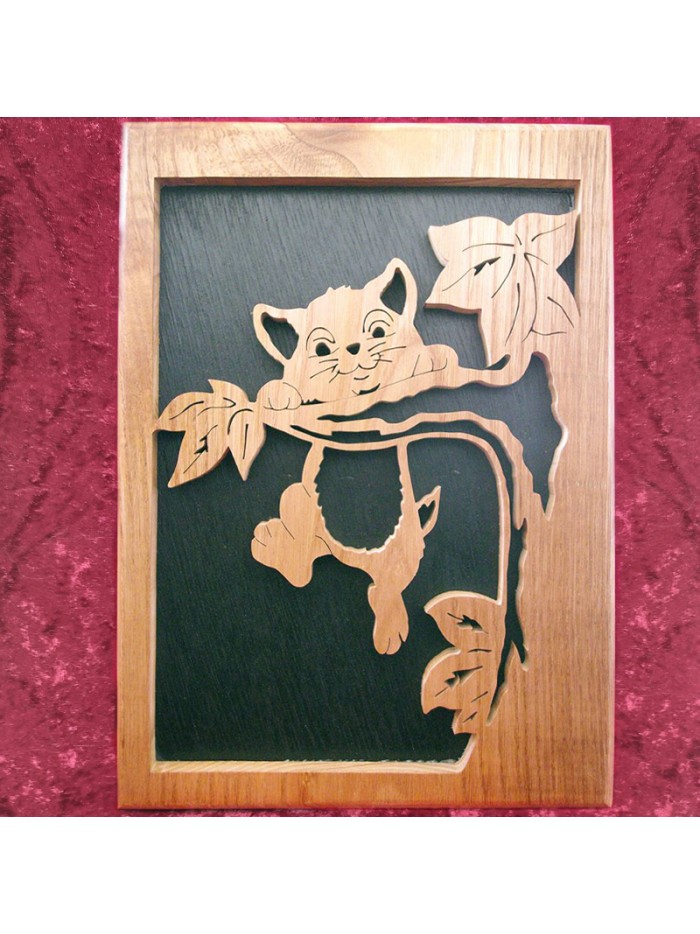 tableau bois d'un chaton perché dans un arbre