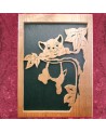 tableau bois d'un chaton perché dans un arbre