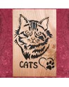 Tableau en chêne d'un joli chat avec un cœur et la marque de sa pâte.