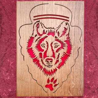 Tableau en chêne d'une tête d'un  loup magnifique sur un fond rouge