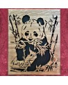 tableau bois d'un Panda qui mange du bambou