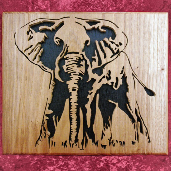 Tableau en bois noble d'un éléphant en pleine savane qui nous regarde