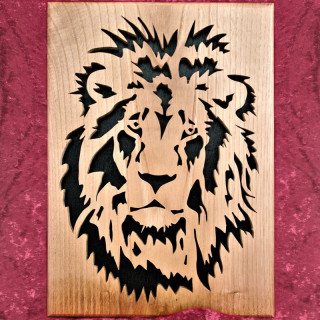 Tableau en bois noble d'une tête du roi de la jungle le lion