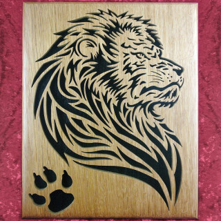 Tableau en bois noble d'une tête de lion avec l'empreinte de sa patte
