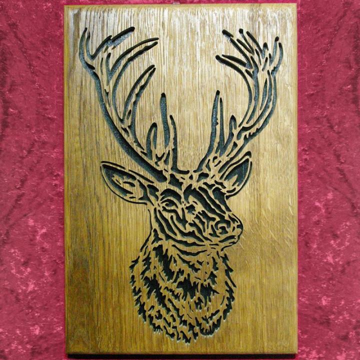 Tableau en bois noble d'une magnifique tête de cerf majestueuse