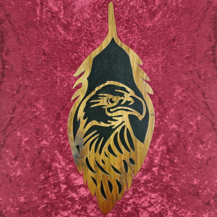 Tableau en chêne ou merisier d'un aigle dans une feuille