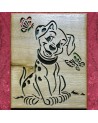 Tableau bois d'un chiot qui joue avec des papillons