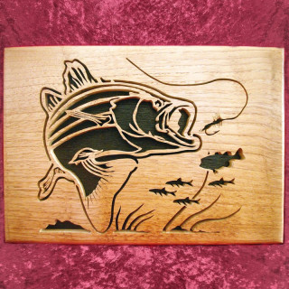 Tableau en bois noble d'un poisson qui fonce sur l’hameçon