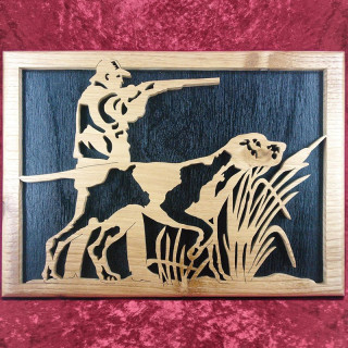 Tableau en bois noble d’un chasseur avec son chien à l’affût
