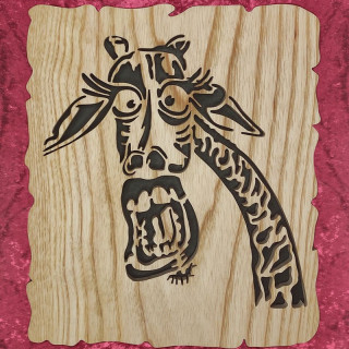 Tableau en bois noble d'une girafe humoristique effrayé