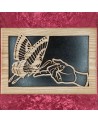 Tableau bois d'un papillon posé sur un doigts