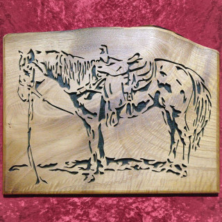Tableau  bois noble d’un magnifique cheval avec une selle sur son dos