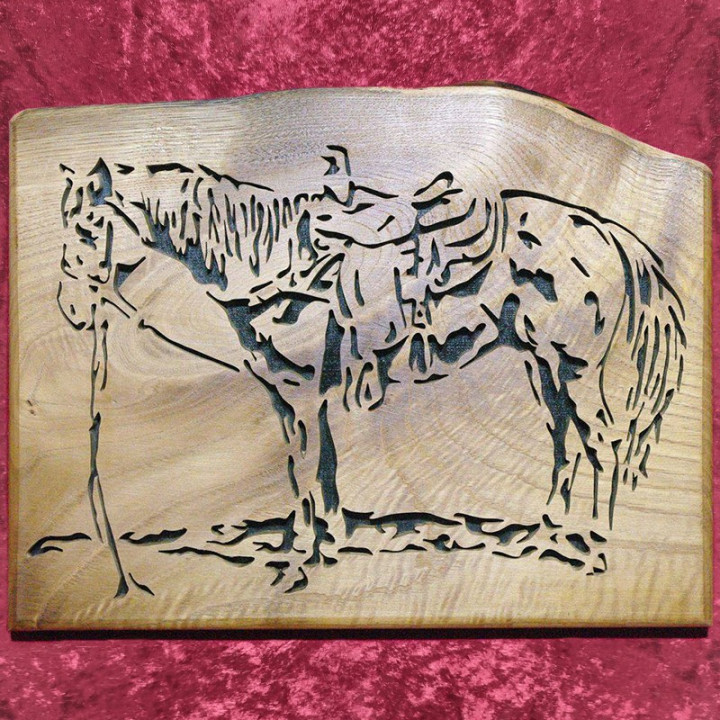 Tableau  bois noble d’un magnifique cheval avec une selle sur son dos