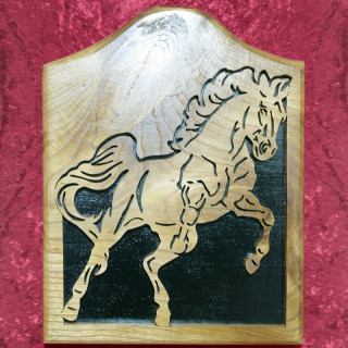 Tableau en bois noble d’un magnifique cheval mustang qui se cabre