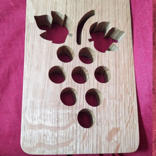 Voici un superbe porte bouteille suspendu en bois noble