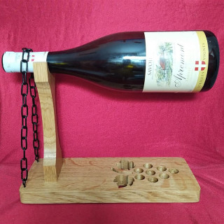 Voici un superbe porte bouteille suspendu en bois noble