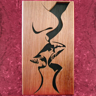 Tableau en bois noble d’un couple lèvre contre lèvre, un long baisé