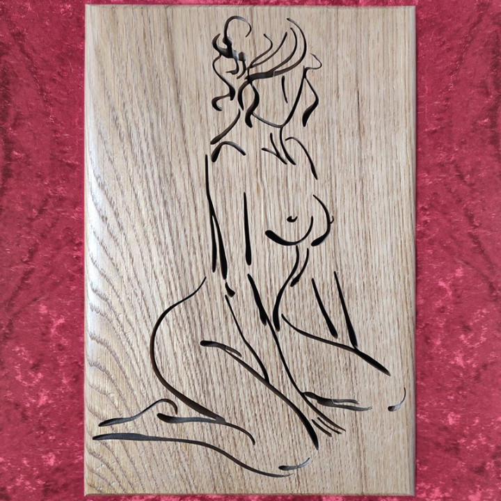 Tableau en bois noble d’une magnifique femme nu à genoux