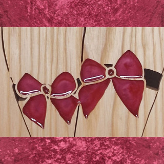 Tableau en bois noble d’une femme sexy en tenu légère avec nœuds rouge