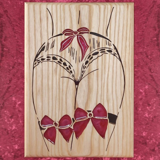 Tableau en bois noble d’une femme sexy en tenu légère avec nœuds rouge