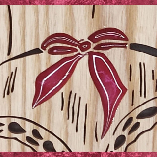 Tableau en bois noble d’une femme sexy en tenu légère avec nœuds rouge