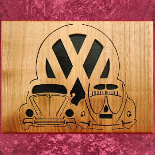 Voici un jolie tableau avec deux cox, et l'écusson Volkswagen en bois