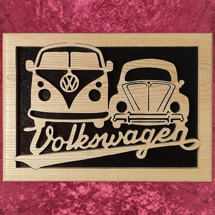 tableau d'avec une cox et un combi avec écusson Volkswagen en bois