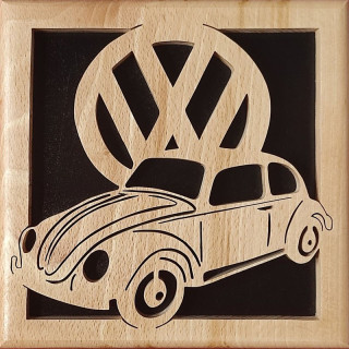 Voici un jolie tableau avec une cox avec l’écusson Volkswagen en bois