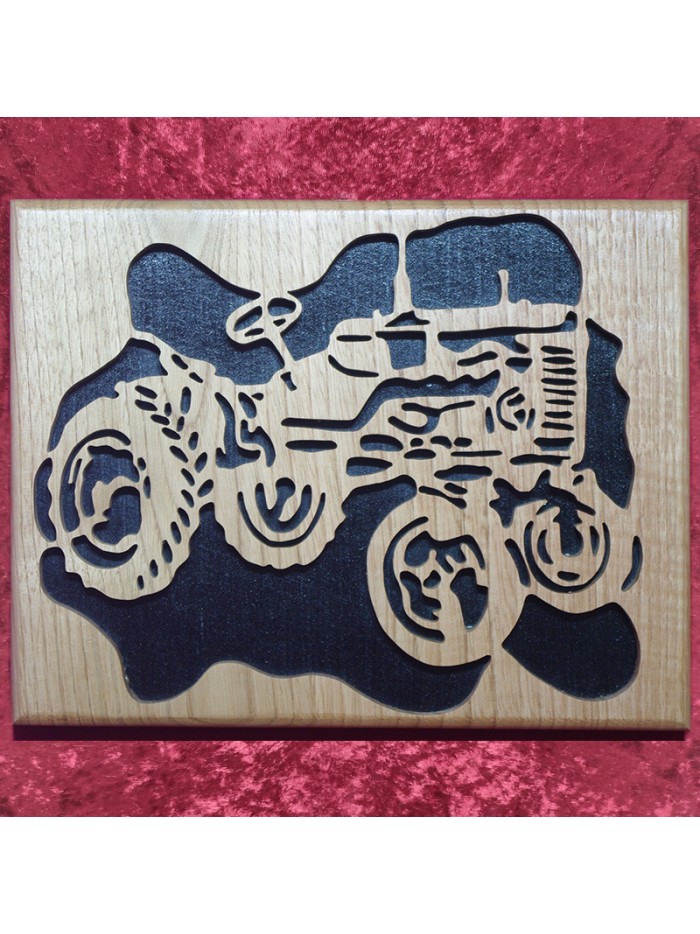 Tableau bois d'un très vieux tracteur